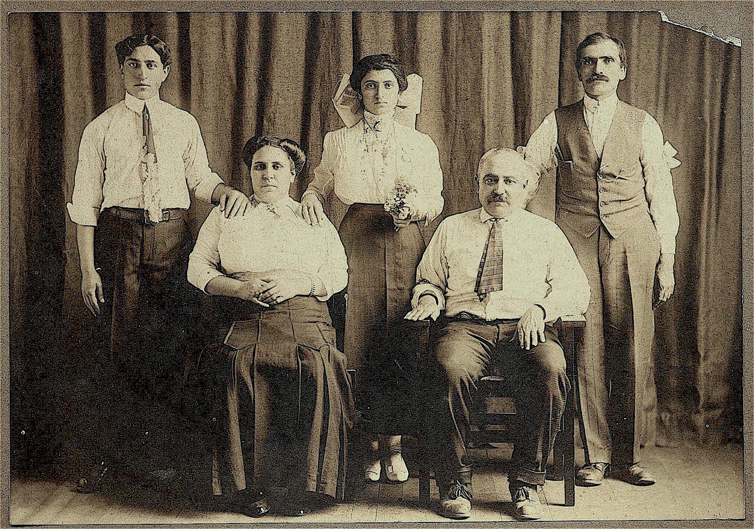 MooradianIsraelyanFamily1914.jpg